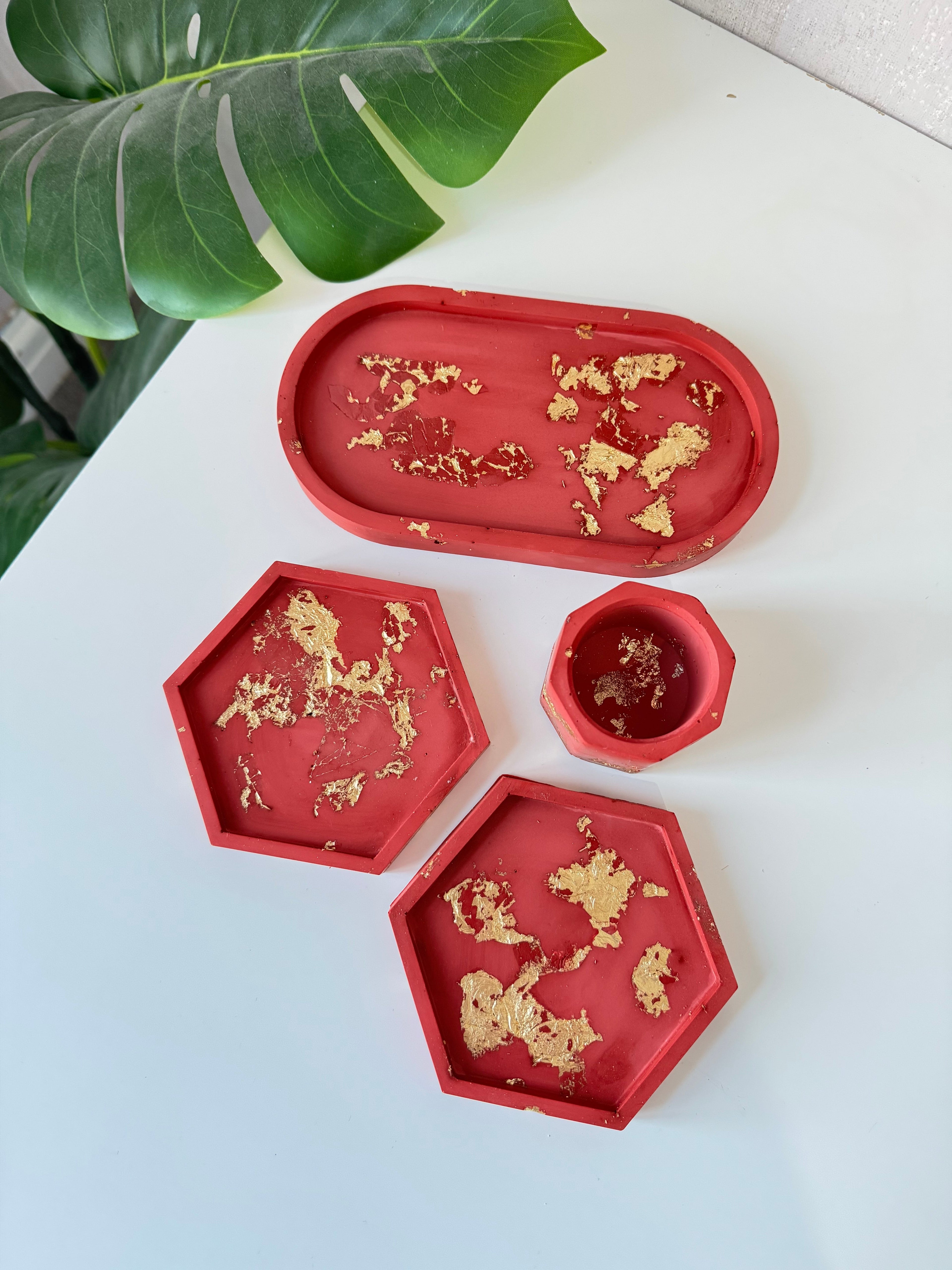 4 piece set - burgundy with gold flakes